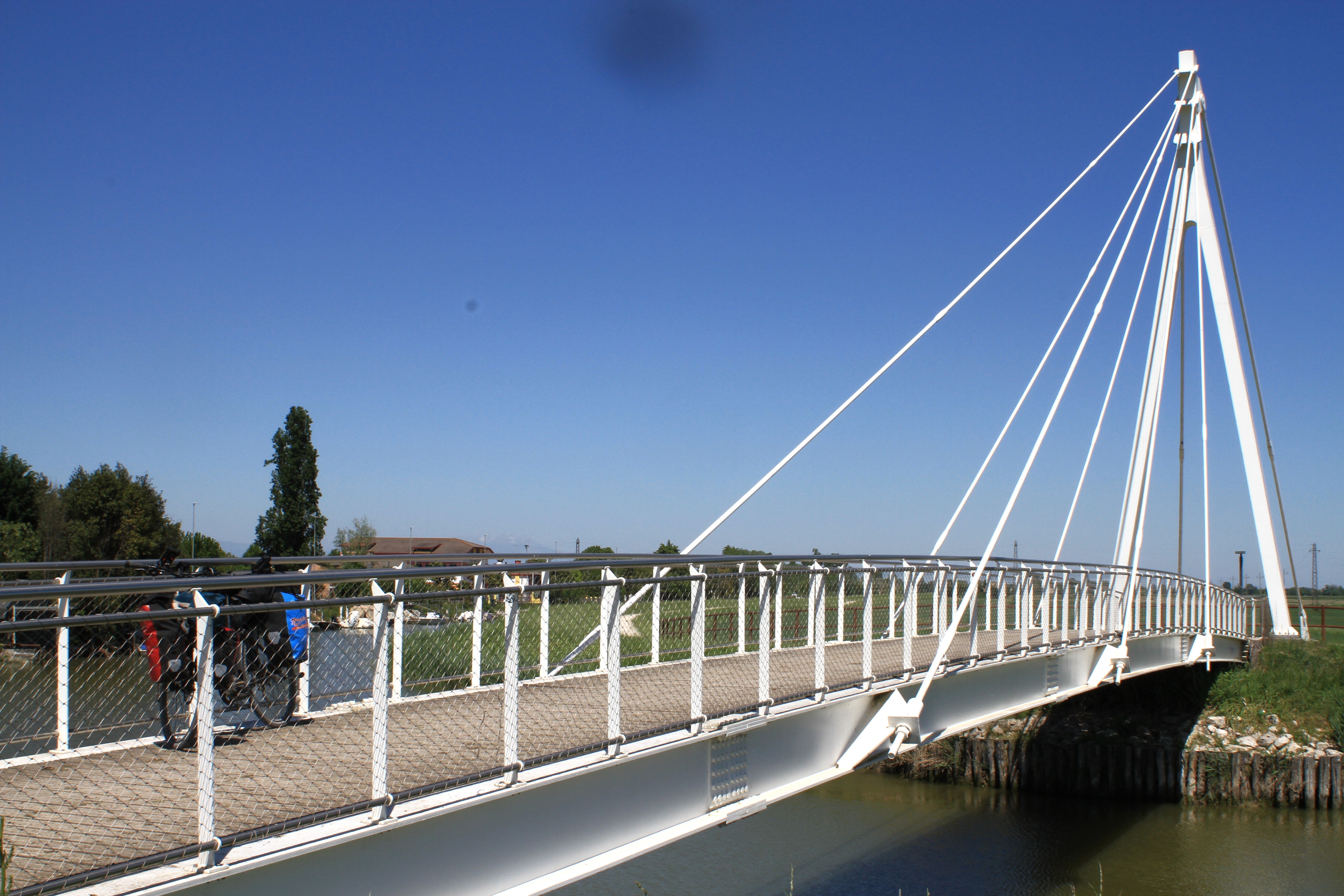 Radbrücke in den Lagunen in Venezien